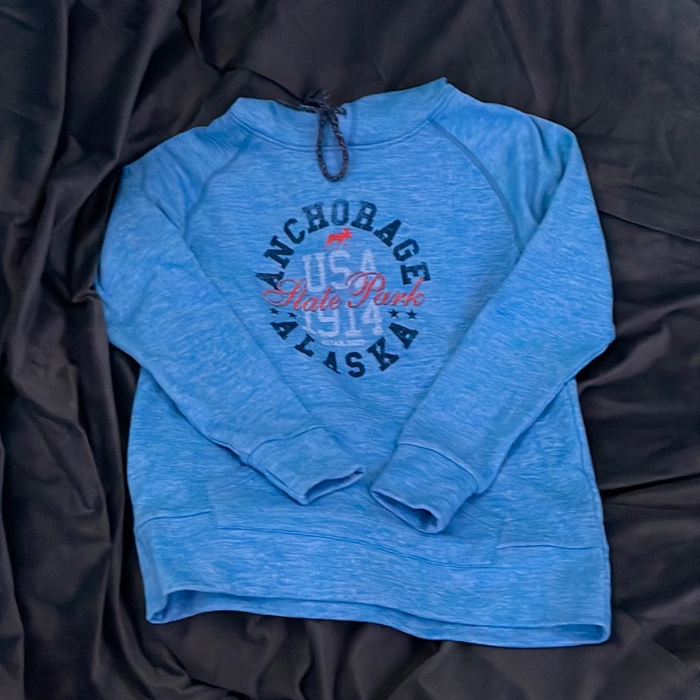 blue sweatshirt🐬